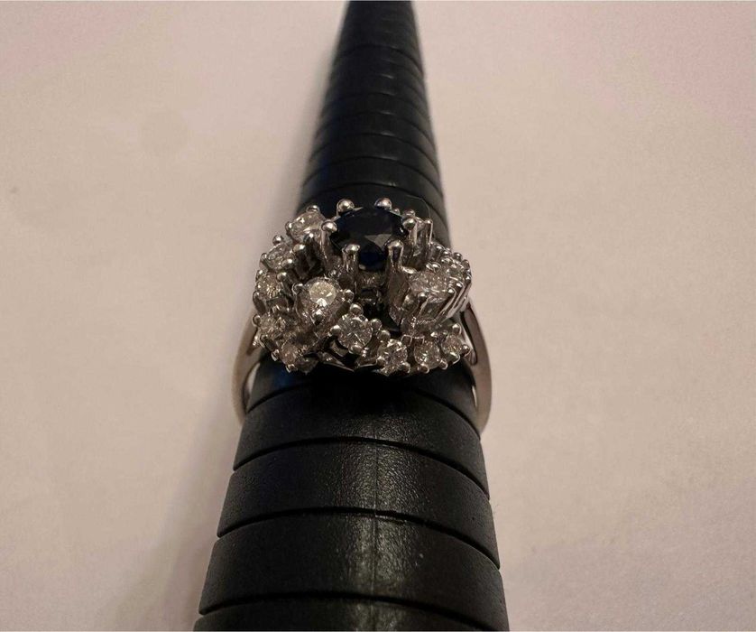 Inel din aur alb, decorat cu safir anturat de diamante