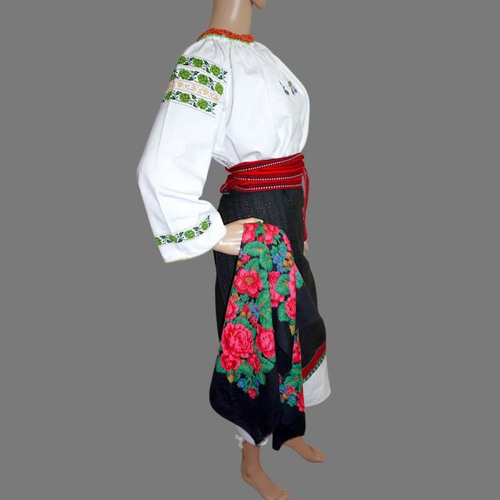 Costum popular autentic, vechi din Bucovina, lucrat manual masura S-M