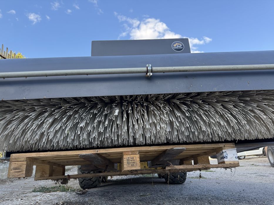 Четка за мини челен товарач