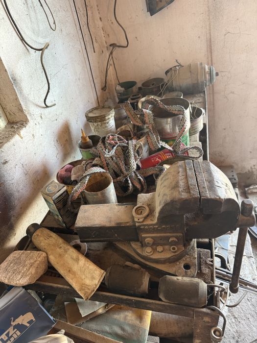 Тески для зажима и тачильный станок