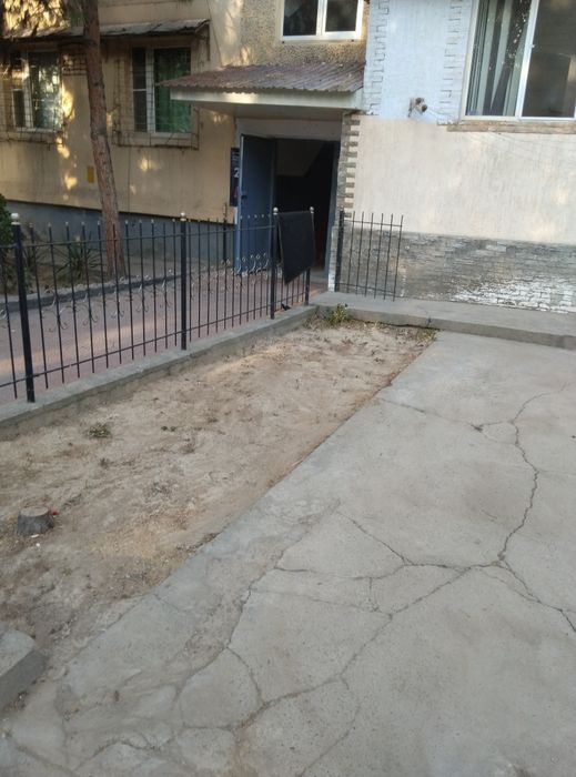 Уборка  подьездов и предворовых территорий