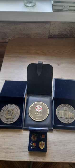 Se vând medalii si insigne