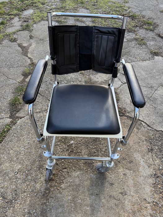 Тоалетен инвалиден стол