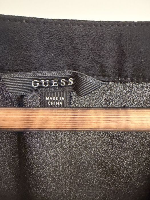 Guess риза с ефектно деколте