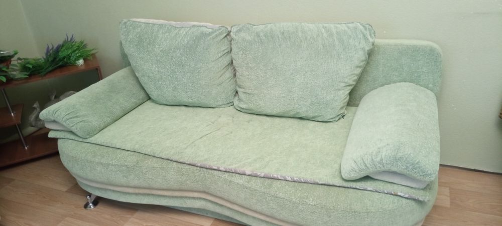 Диван и два кресла в хорошем состоянии.