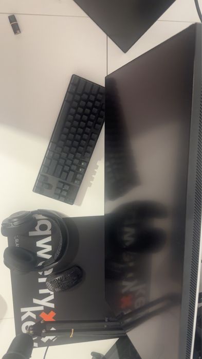 Vand monitor Alienware citeste descrierea