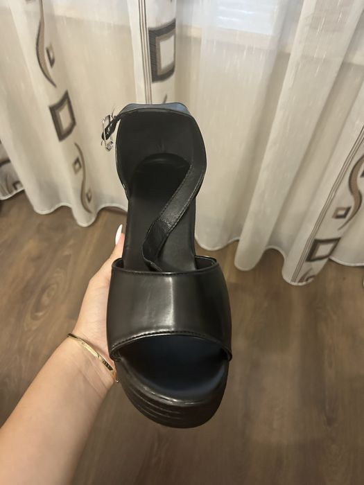 Дамски сандали чисто нови