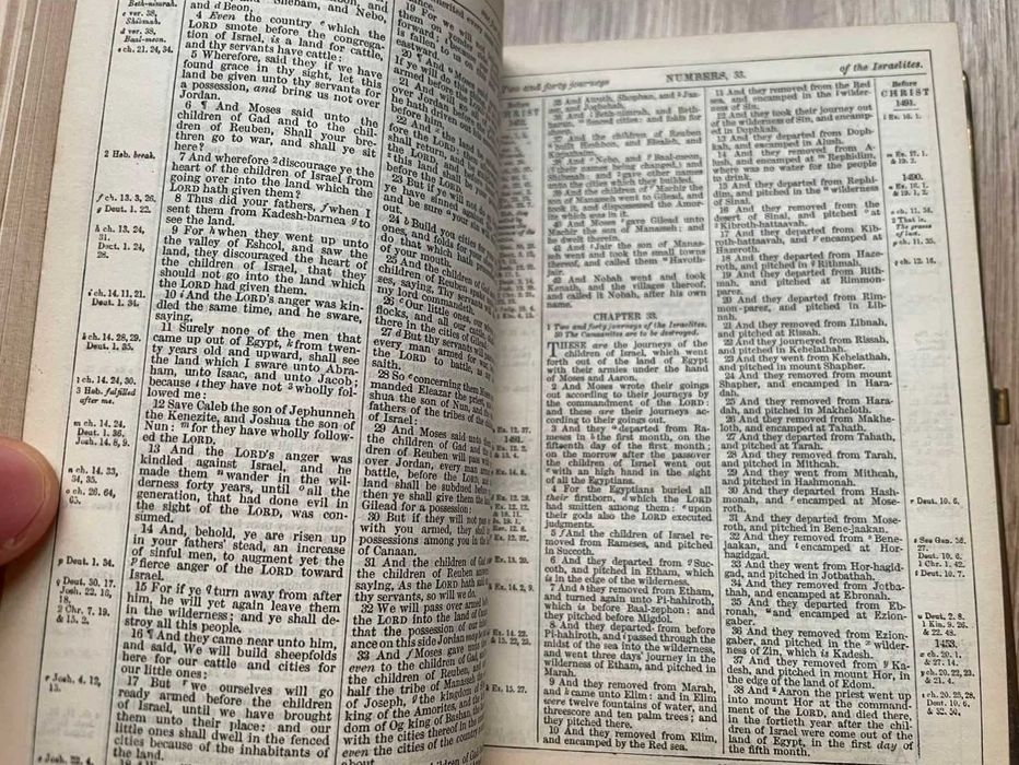 Biblia / Biblie veche, 1898, lb. engleza, pagini aurite pe lateral, 14x10x4 cm. Coperta piele + imitatie lemn, contine si unele harti.