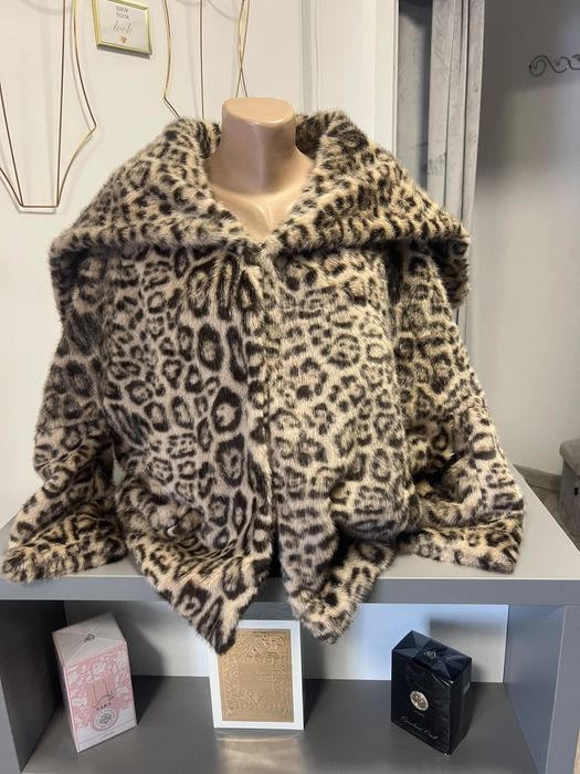 Jachetă Blană Ecologică Leopard cu Glugă – Mărime Universală(croială lejeră, potrivită S - XL)