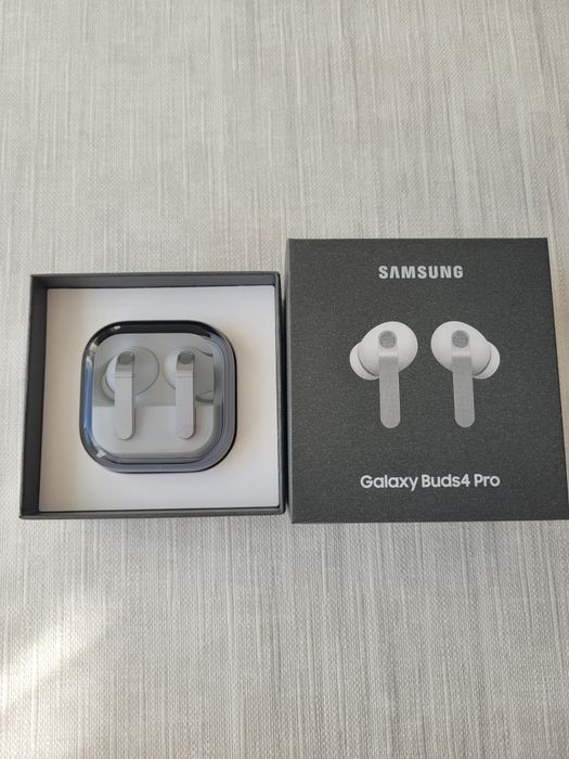 Продавам чисто нови безжични слушалки Samsung Galaxy  Buds 4 Pro. Слушалките са с гаранционен документ.