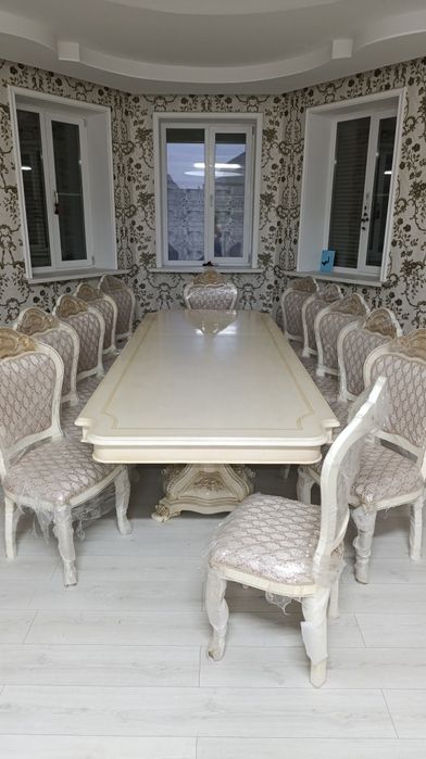 Стол и 12 стульев