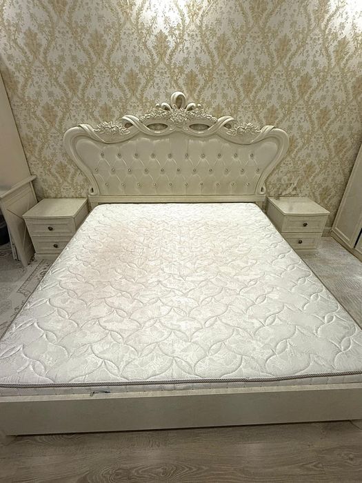 Двуспальная кровать