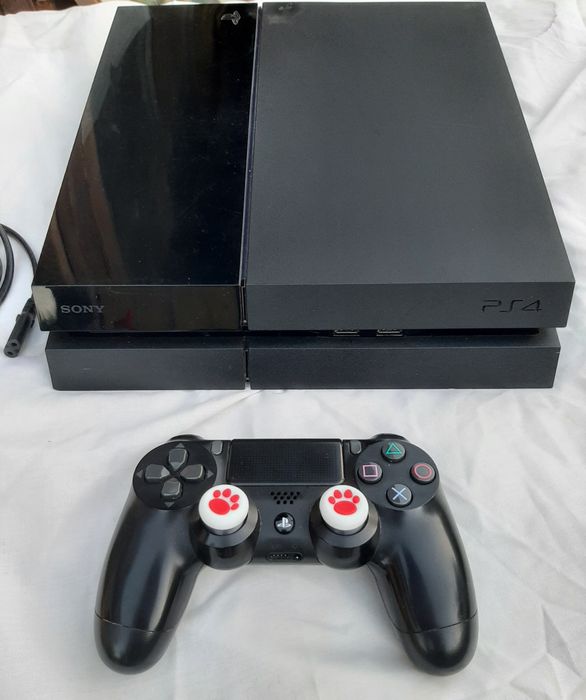 Vând PlayStation 4 în stare bună