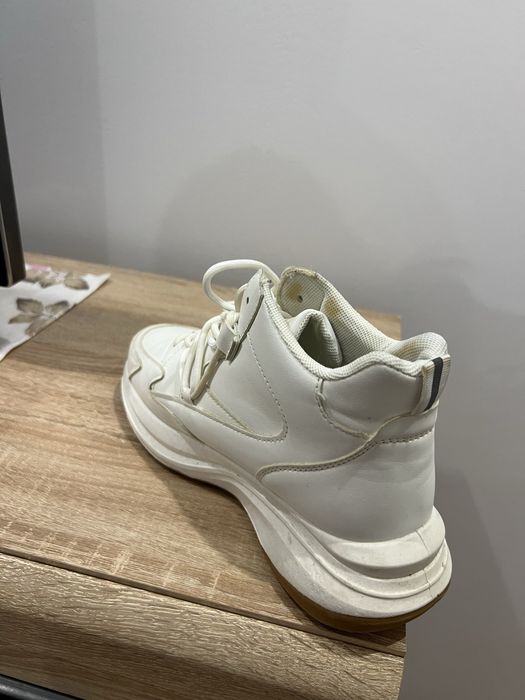 Продавам бели маратонки Nike.Обувани са,но са в добро състояние