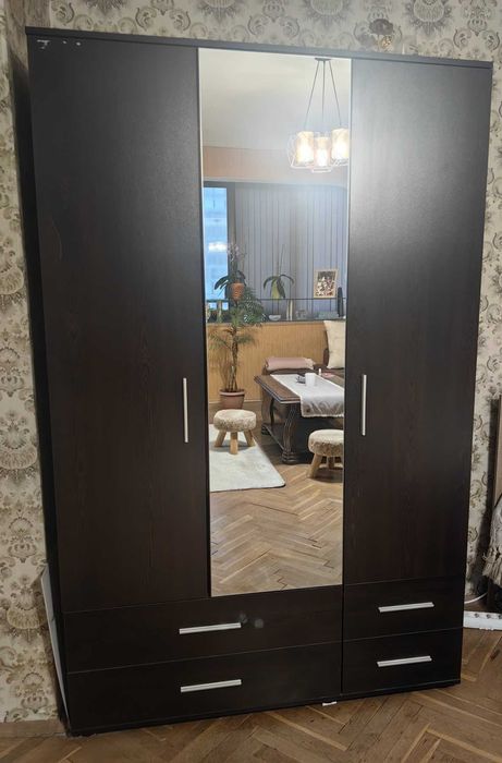 Трикрилен гардероб