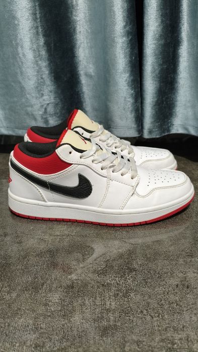 Оригинальные кроссовки Nike Air Jordan 1