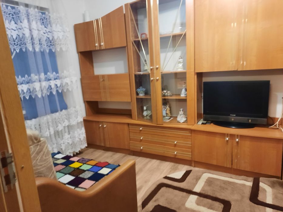 Set mobilier sufragerie complet cu vitrina,dulap si canapea