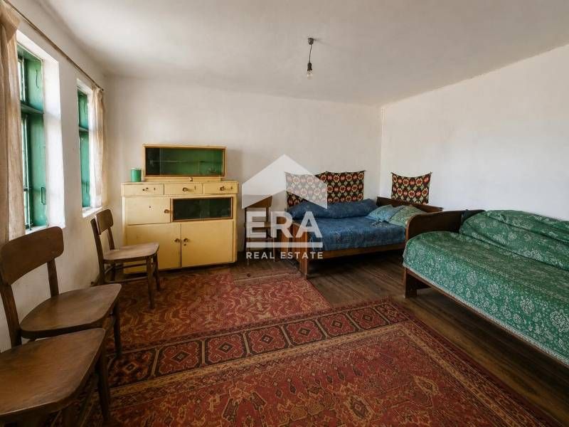 Ексклузивна, едноетажна, каменна къща за продажба, с голям двор и две