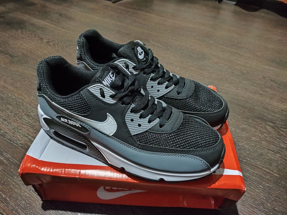 Продам кроссовки nike air max