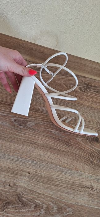 Дамски елегантни бели сандали-40 номер
