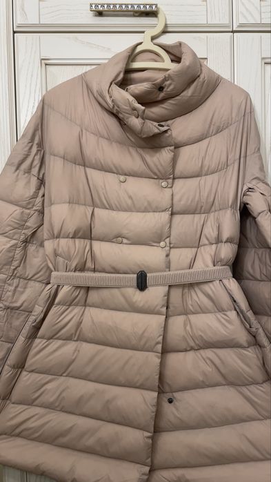 Женская пуховая куртка Pinko, бежевого цвета