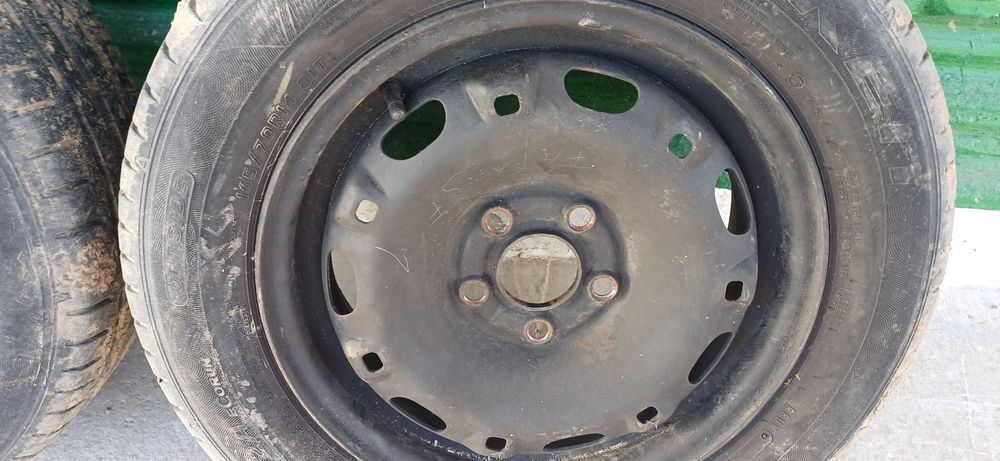 Vând anvelope  de vara cu tot cu jante . vw polo 9N..
