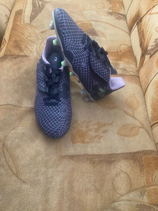 Детски обувки/бутонки за футбол. Номер 32. Цена 12 евро