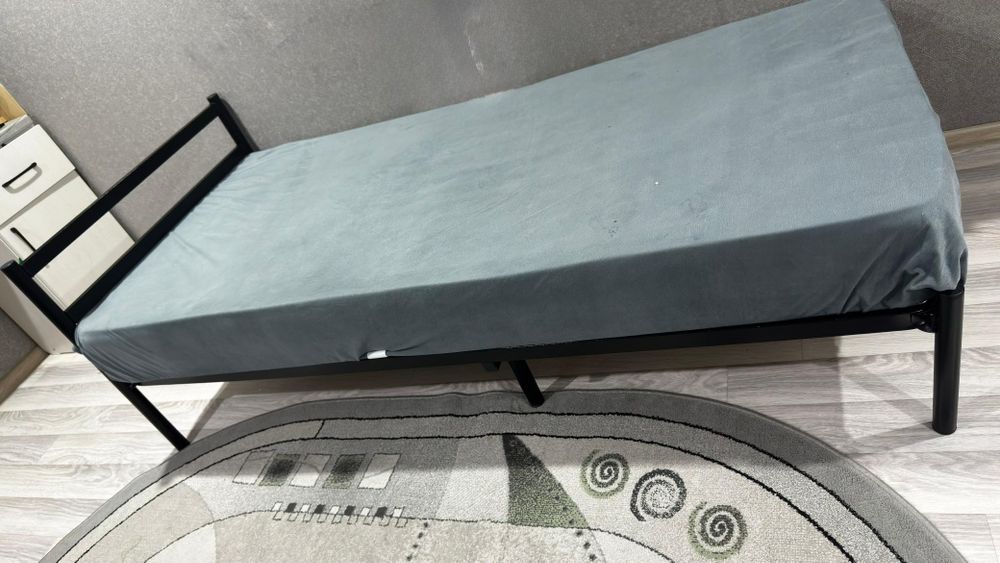 Срочно продам 2 кровати с матрасом