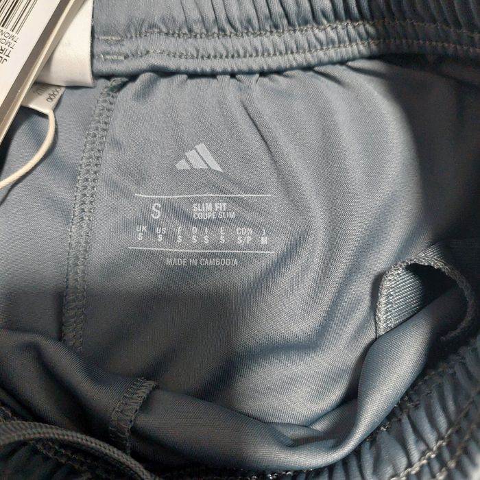 Pantaloni scurti adidas cu buzunare  cu fermoar