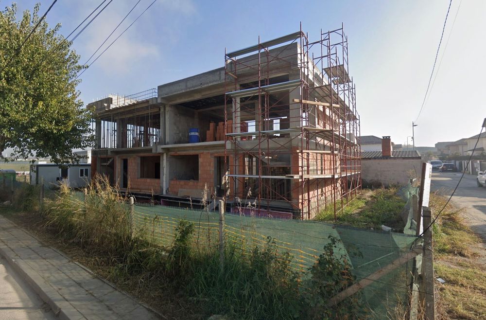 Duplex Premium de vânzare | La gri | 200 mp construiți |