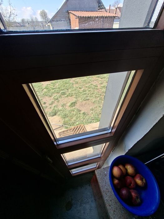 Vând usa lemn masiv pentru exterior