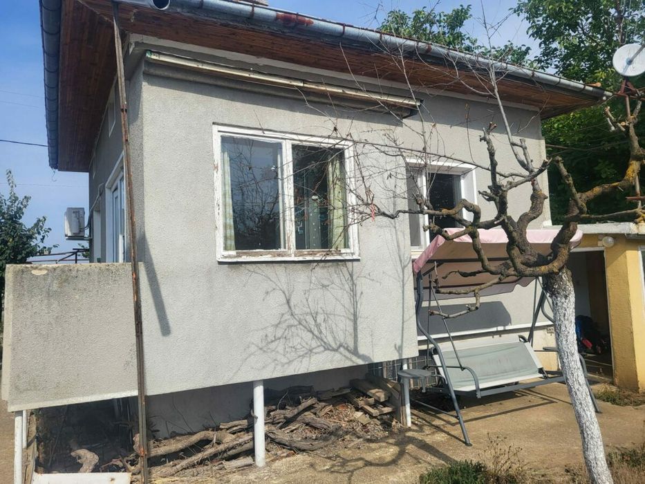 Ъглов парцел с къща в село Орешак, област Варна