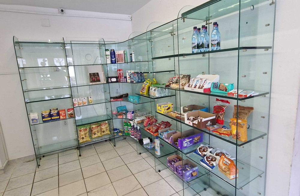 Rafturi din sticla pentru magazin