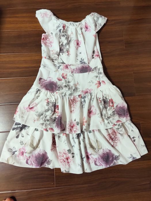 Vând rochii noi cu și fără etichetă