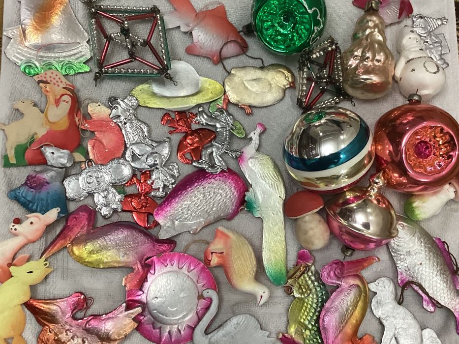 Продаются ёлочные игрушки.