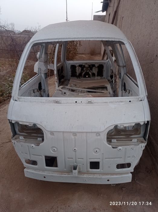 Damas mashinasini kuzovi sotiladi ustiga daraxt sinib tushgan turgan j