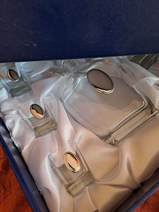 Сет бутилка и 6 чаши за алкохол със сребро