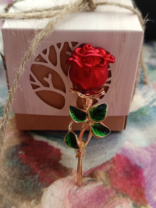 Красиви дамски брошки