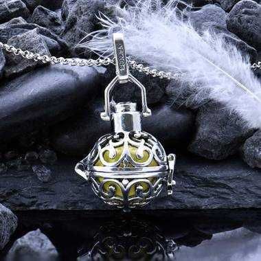 Medalion de argint pentru damă "Angel Caller"Material: Argint 925