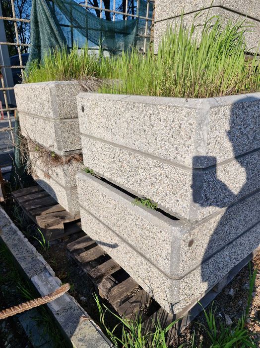 Градински кашпи с размери : 80/80см.