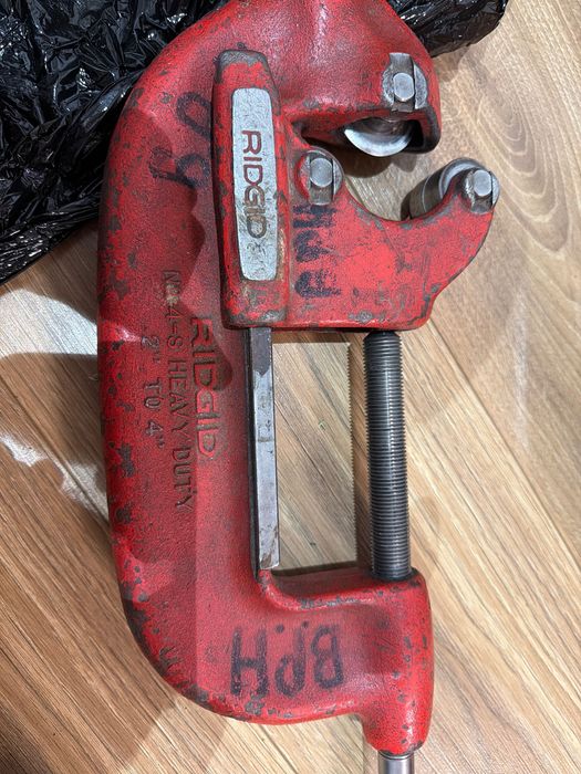 Vând dispozitiv manual de tăiat țevi Heavy-Duty Ridgid Model 4-S (Cod produs standard: 32840), conceput pentru utilizare intensivă