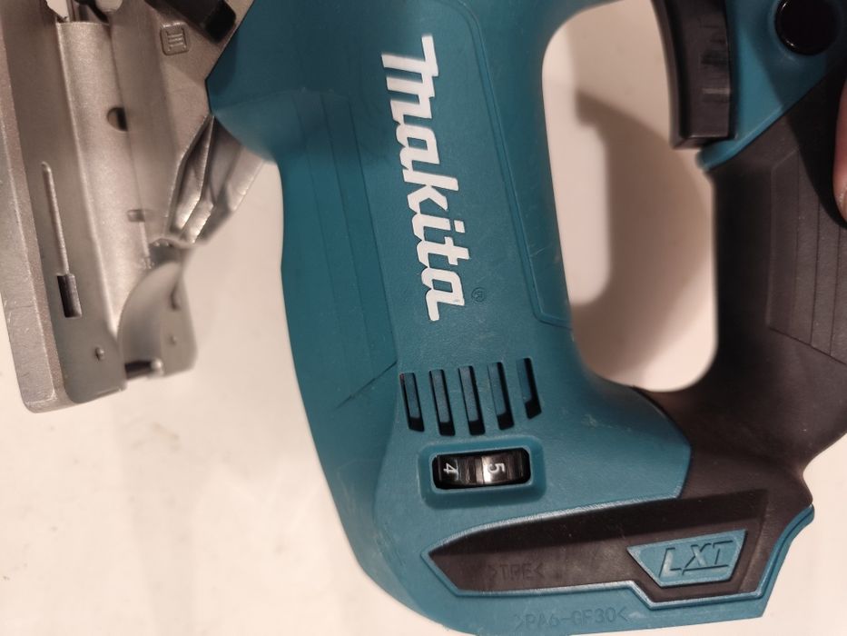 Безчетков акумулаторен прободен трион зеге Макита Makita DJV182 18V