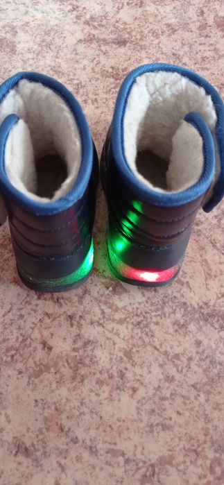 Продам детские зимние сапоги