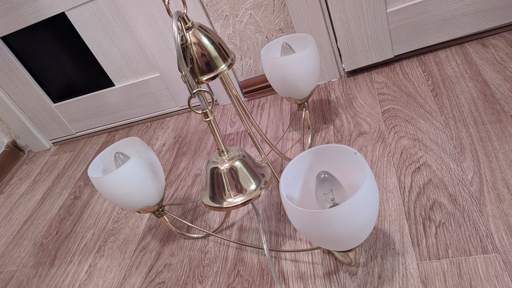 Люстра трёхрожковая.