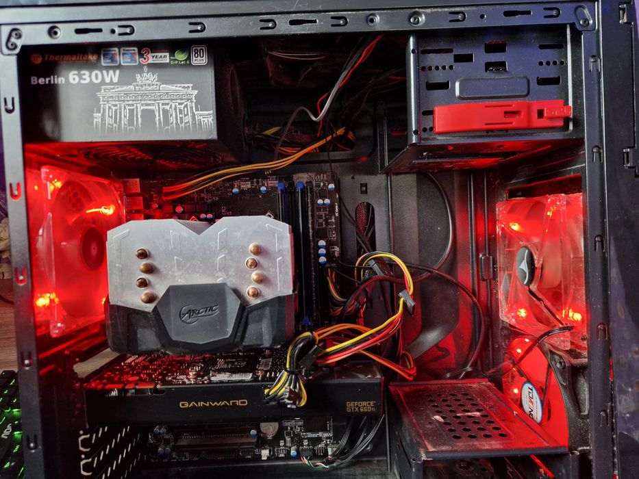 Vand Unitate PC Gaming cu i7 4770 și GTX 660TI,,10GB ram sursa 630 w