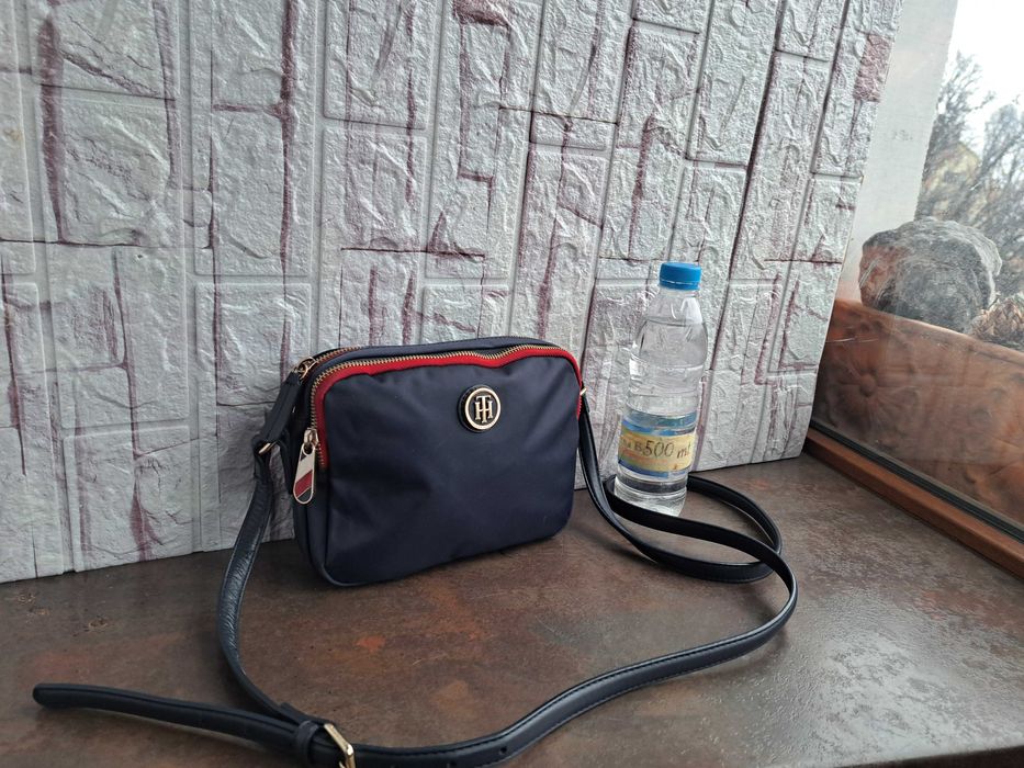 дамска чанта,Tommy Hilfiger,малка синя чантичка