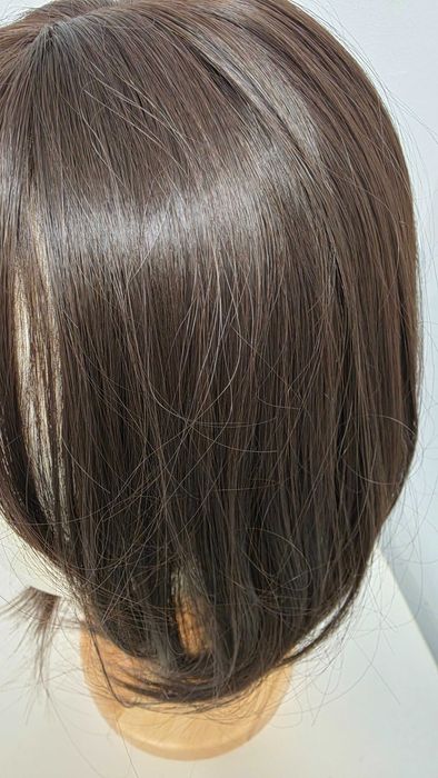 Perucă HAIRCUBE șaten închis, bob în straturi fără breton, sintetică