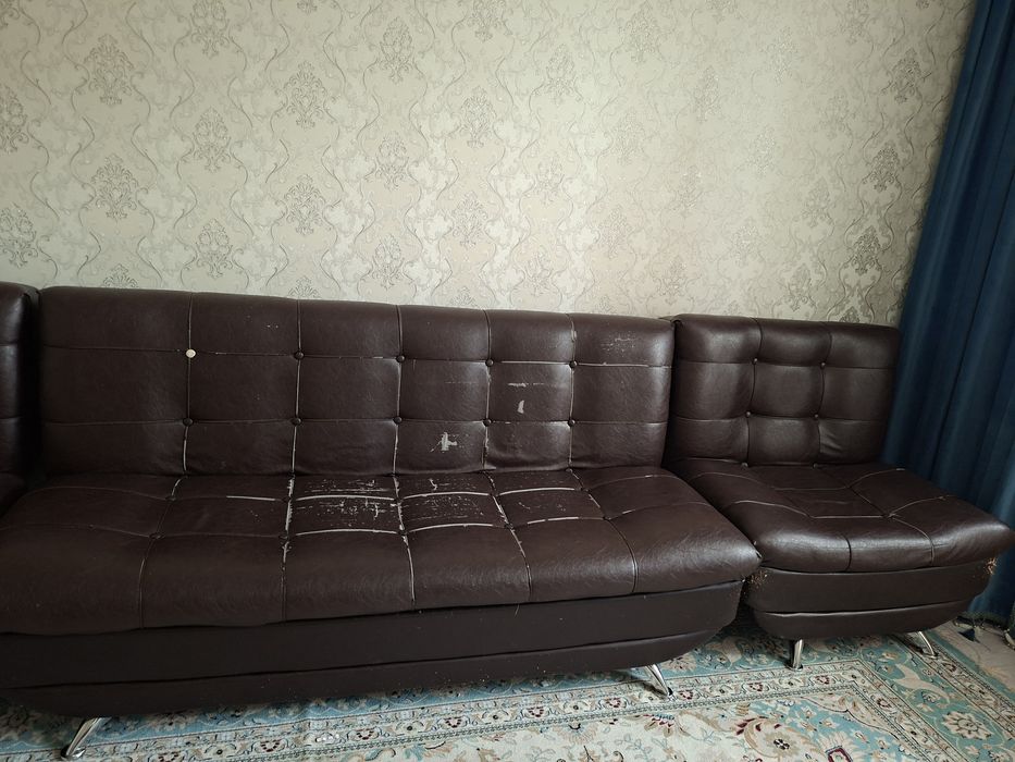 Продам Диван с тремя креслами
