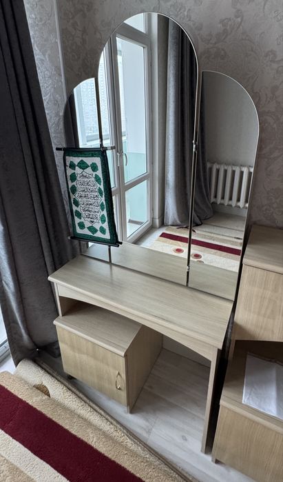 Двуспальная кровать с трюмой