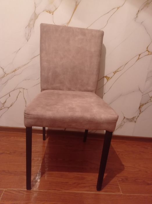 Круглый стол и два стула